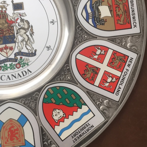 Vintage Collector's Plate Of Canada With Flags of The Canadian Provinces - Picture 5 of 17